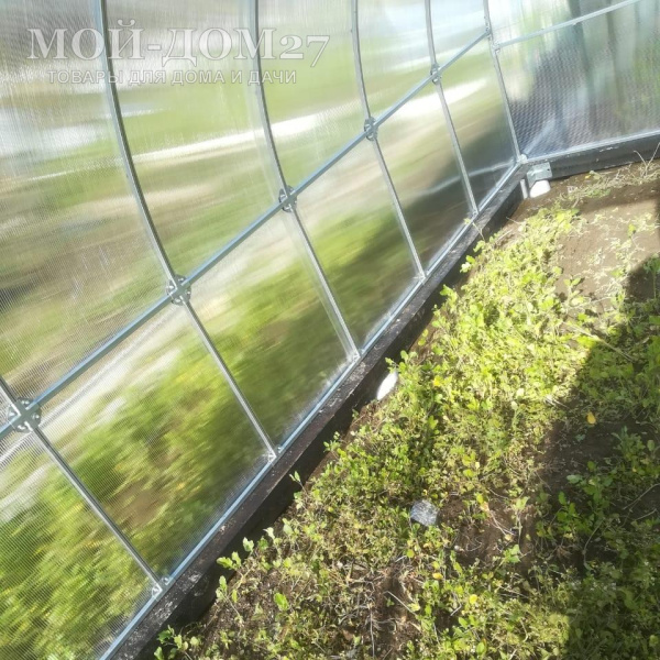 Теплица Восточная Усиленная 4 метра с поликарбонатом | Мой-Дом27 | Каркас изготовлен из оцинкованной замкнутой трубы 20*20 мм.<br>
 Ширина - 3&nbsp;метра. Высота - 2,1 метра. Длина 4 метра.&nbsp;<br>
 Выдерживаемая снеговая нагрузка - 150 кг/м2. Выдерживаемая ветровая нагрузка - до 20 м/с.<br>
 Расстояние между дугами 0,65&nbsp;метра.&nbsp;Толщина металла дуг 1,2 мм.&nbsp;Ширина двери 0,96 метра.<br>